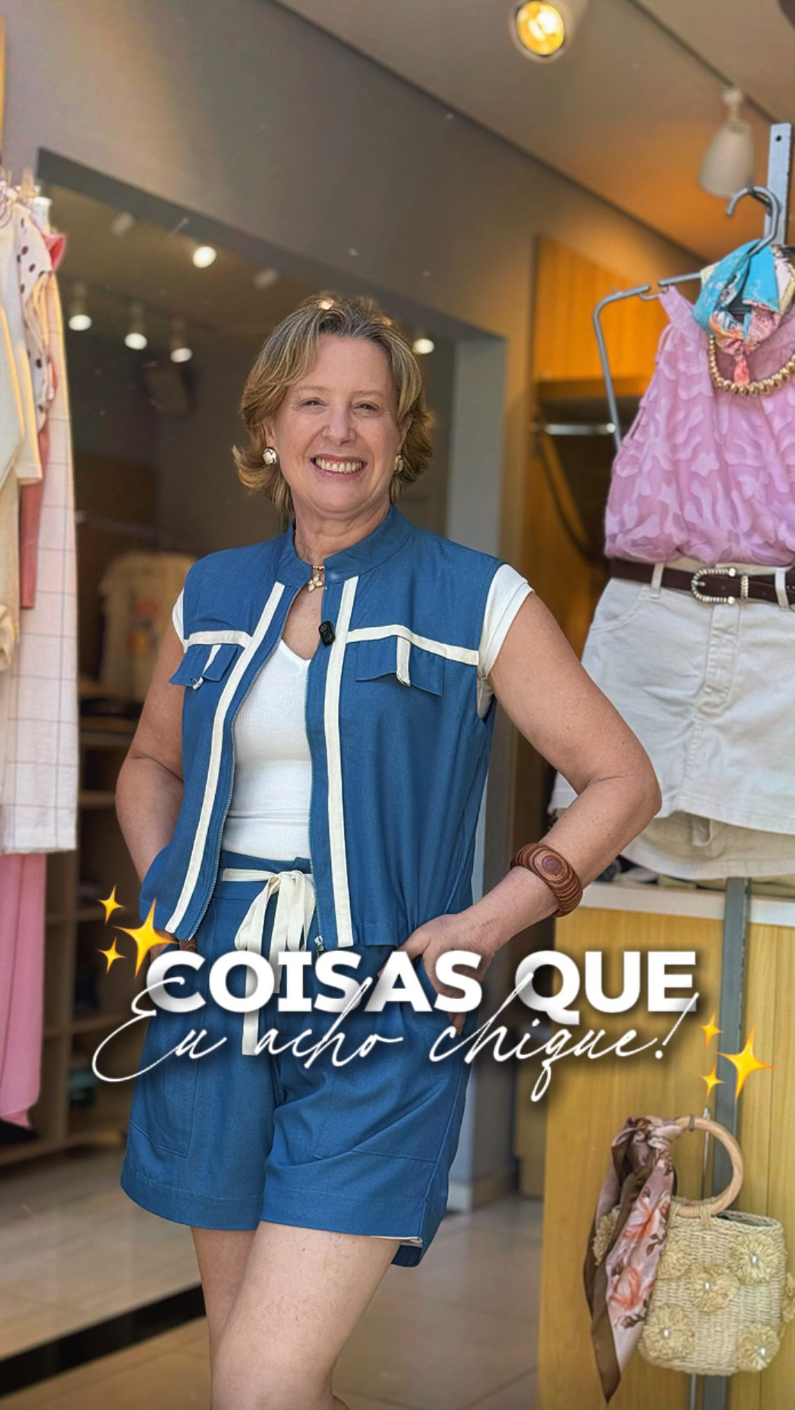 Cliente Rezzi usando conjunto azul na entrada da loja